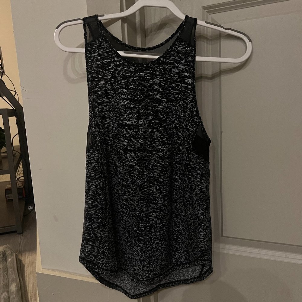 Lululemon Flowy Athletic Top in Black with White Pattern and Mesh Straps Size 4